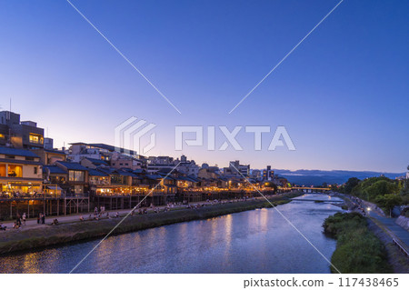 京都的夏日傳統：鴨川調涼裕子、黃昏 117438465