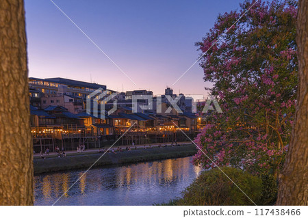 京都的夏日傳統：鴨川調涼裕子、黃昏 117438466