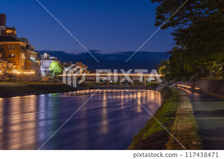 京都的夏日傳統:鴨川調涼裕子夜景 京都的夏日傳統:鴨川調涼裕子夜景 117438471
