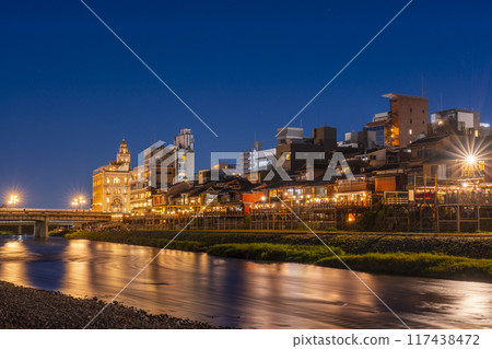 京都的夏日傳統：鴨川調涼裕子夜景 117438472