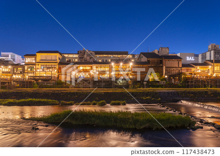 京都的夏日傳統:鴨川調涼裕子夜景 京都的夏日傳統:鴨川調涼裕子夜景 117438473