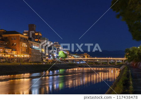 京都的夏日傳統:鴨川調涼裕子夜景 京都的夏日傳統:鴨川調涼裕子夜景 117438478