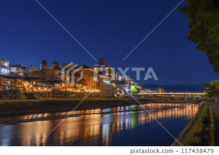 京都的夏日傳統：鴨川調涼裕子夜景 117438479