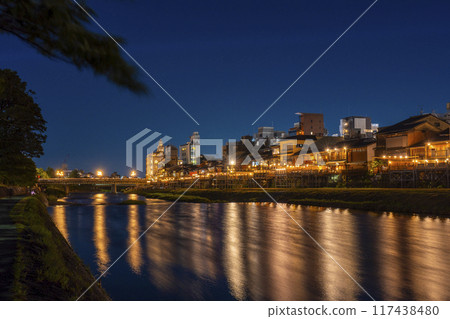 京都的夏日傳統:鴨川調涼裕子夜景 京都的夏日傳統:鴨川調涼裕子夜景 117438480