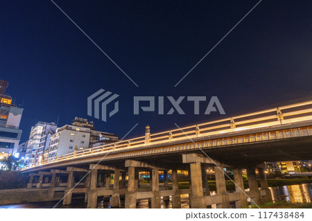 夏天的京都三條大橋燈火通明的夜景 117438484
