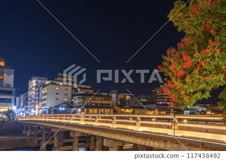 Summer in Kyoto: Illuminated Sanjo Ohashi Bridge and Crape Myrtle Flowers, Night View Summer in Kyoto: Illuminated Sanjo Ohashi Bridge and Crape Myrtle Flowers, Night View 117438492