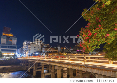 京都之夏:三條大橋燈火通明、紫薇花夜景 京都之夏:三條大橋燈火通明、紫薇花夜景 117438493