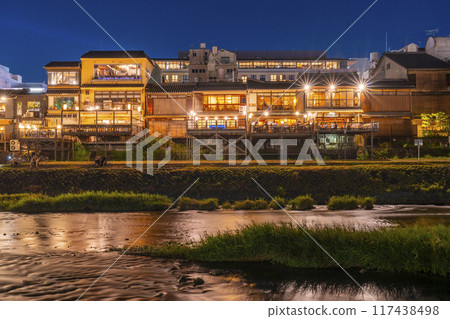 京都的夏日傳統:鴨川調涼裕子夜景 京都的夏日傳統:鴨川調涼裕子夜景 117438498