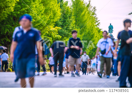 日本東京的街景戰爭結束的那一天...我們不會重演悲劇...馬的身影消失了...人們低頭的景象...=八月,靖國神社 日本東京的街景戰爭結束的那一天...我們不會重演悲劇...馬的身影消失了...人們低頭的景象...=八月,靖國神社 117438501