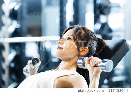 Young woman training in a sports gym 117438644