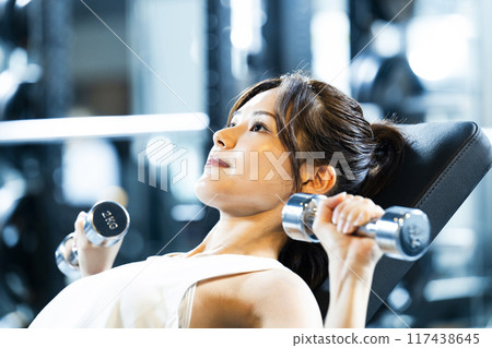 年輕女子在健身房訓練 年輕女子在健身房訓練 117438645