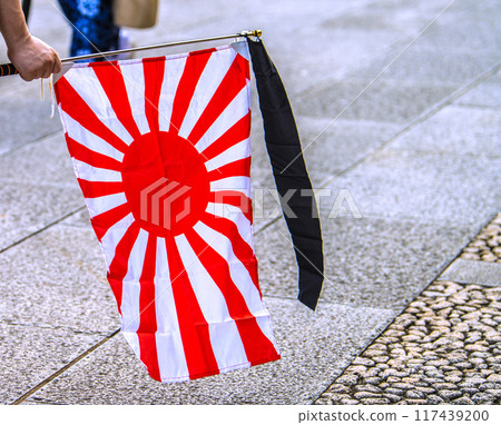 日本東京的城市景觀戰爭結束的那一天...我們不會重演悲劇...馬的身影消失了...靖國神社...還看到了一個拿著旗幟的人的身影= 15日 117439200