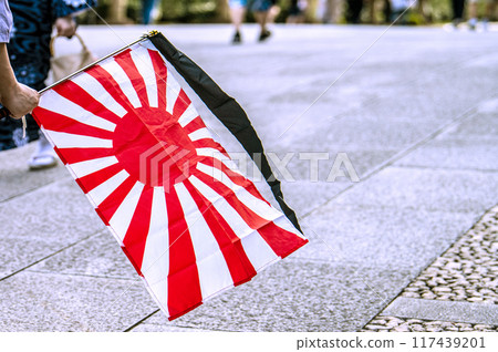 日本東京的城市景觀戰爭結束的那一天...我們不會重演悲劇...馬的身影消失了...靖國神社...還看到了一個拿著旗幟的人的身影= 15日 117439201