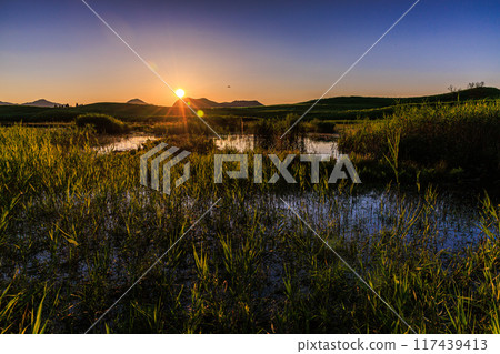 2024年夏季 曾尼高原岡池周圍的日落景觀 太陽沉入山中，將西邊的天空塗成金黃色⑦ 117439413