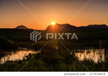 2024年夏季 曾尼高原大池池周圍的夜景 太陽沉入山中,將西邊的天空塗成金黃色⑱ 2024年夏季 曾尼高原大池池周圍的夜景 太陽沉入山中,將西邊的天空塗成金黃色⑱ 117439424