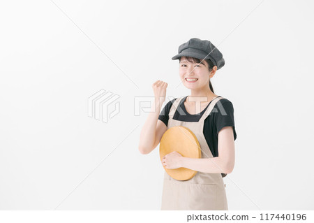 微笑的咖啡館員工 117440196