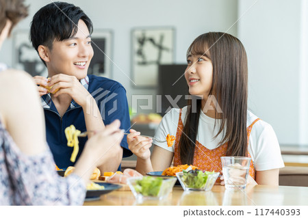 年輕男女在咖啡館吃午餐 117440393