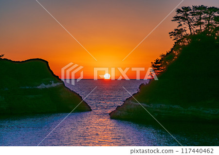 [Shizuoka] Evening view of Nishi-Izu Dogashima Dharma sunset 117440462