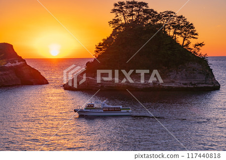 [Shizuoka Prefecture] Evening view of Dogashima, Nishiizu 117440818