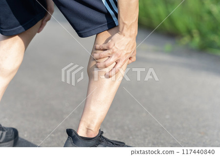 腿抽筋、抽筋、抽筋、身體部位、部位 117440840