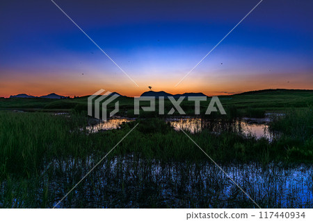 Summer 2024: Cresting light and beautiful sunset around Okameike Pond, Soni Plateau Summer 2024: Cresting light and beautiful sunset around Okameike Pond, Soni Plateau 117440934