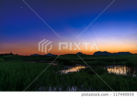 Summer 2024: Cresting rays and beautiful sunsets around Okameike Pond in Soni Plateau 117440939