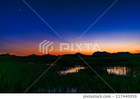 2024 年夏季，Soni Plateau Ogameike 周圍的黃昏光線和美麗的日落㉜ 117440950