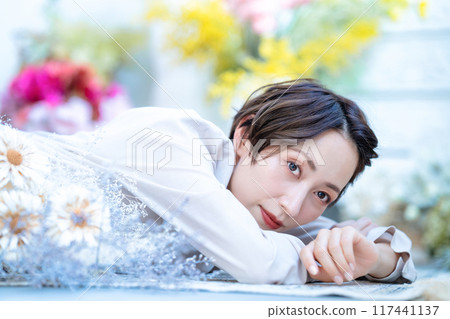 Flowers and middle-aged woman beauty image Flowers and middle-aged woman beauty image 117441137