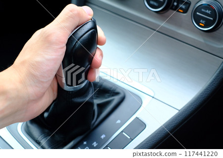 拿著汽車變速旋鈕的人的手 117441220