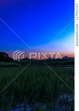 2024年夏季 曾子高原岡池周圍的美麗夕陽 - 藍色時刻的天空中漂浮的新月和山腰的餘輝① 117441323