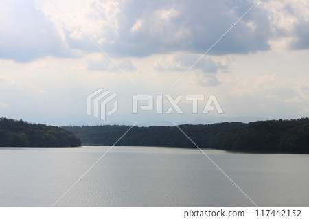 夏天的天空、雲彩和湖泊 117442152