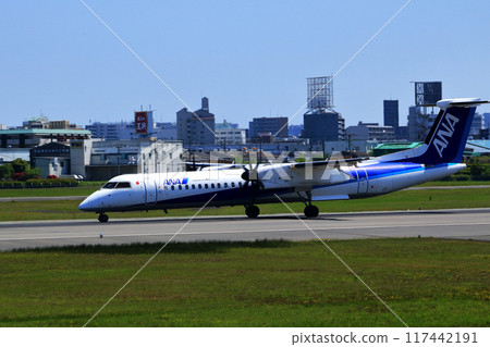 大阪國際機場 ANA 龐巴迪 DHC8-Q400 螺旋槳飛機著陸準備 Skypark 大阪國際機場 ANA 龐巴迪 DHC8-Q400 螺旋槳飛機著陸準備 Skypark 117442191