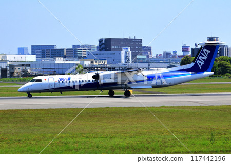 大阪國際機場 ANA 龐巴迪 DHC8-Q400 螺旋槳飛機著陸準備 Skypark 大阪國際機場 ANA 龐巴迪 DHC8-Q400 螺旋槳飛機著陸準備 Skypark 117442196