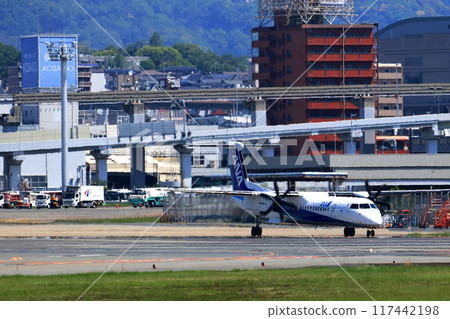 大阪國際機場 ANA 龐巴迪 DHC8-Q400 螺旋槳飛機著陸準備 Skypark 大阪國際機場 ANA 龐巴迪 DHC8-Q400 螺旋槳飛機著陸準備 Skypark 117442198
