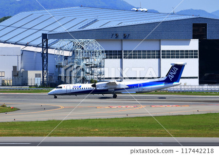 大阪國際機場 ANA 龐巴迪 DHC8-Q400 螺旋槳飛機著陸準備 Skypark 大阪國際機場 ANA 龐巴迪 DHC8-Q400 螺旋槳飛機著陸準備 Skypark 117442218