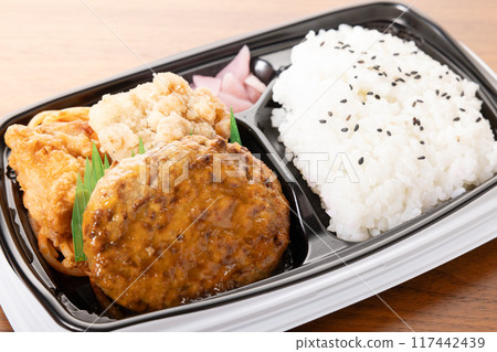 西式便當盒，裡面有美味的漢堡和炸雞 117442439