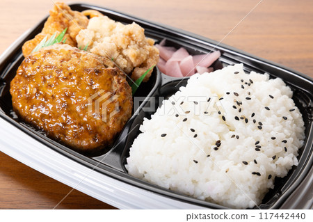 A Western-style bento box containing delicious hamburger steak and fried chicken 117442440