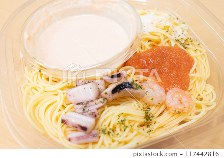 美味的便利商店食品冷義大利麵配明太子醬 美味的便利商店食品冷義大利麵配明太子醬 117442816