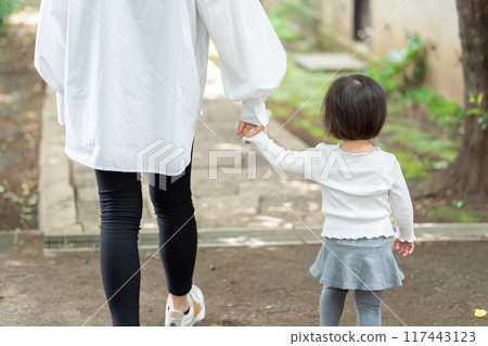 Parents and children walking hand in hand, back view 117443123