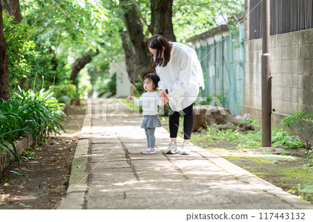 Parent and child walking hand in hand 117443132