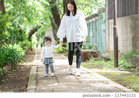 Parent and child walking hand in hand 117443133