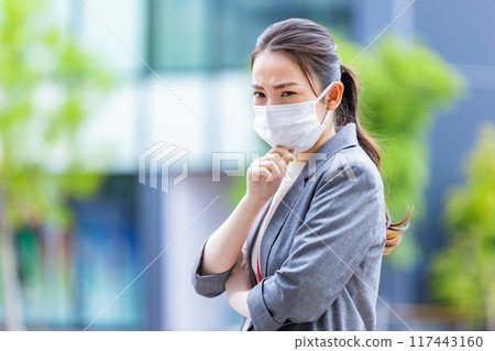 一位戴著面具、看起來病態的女商人 117443160