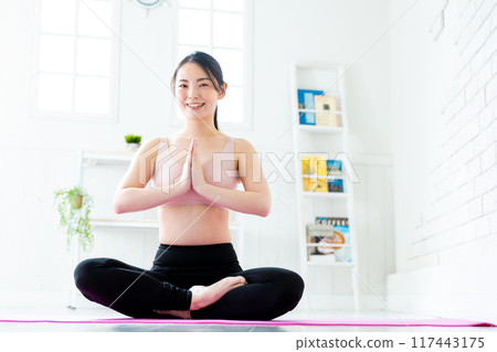 做瑜伽的女人 117443175