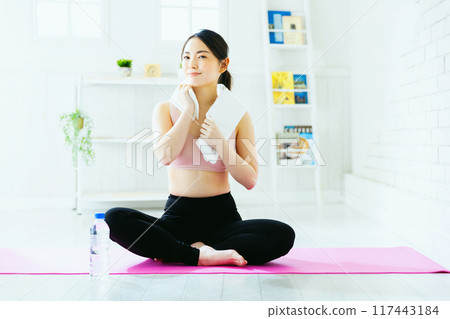 Women who do yoga Women who do yoga 117443184