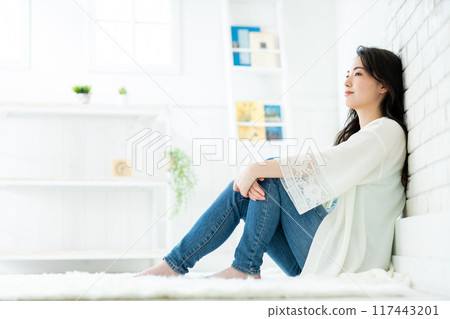 一個女人坐在地板上的肖像 117443201