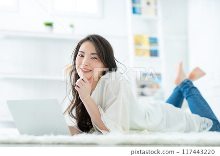 觀看一台計算機的婦女在屋子裡 117443220