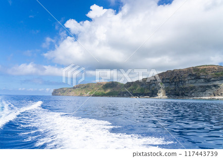 從浮潛船上欣賞與那國 - 立神岩的壯麗景色 從浮潛船上欣賞與那國 - 立神岩的壯麗景色 117443739