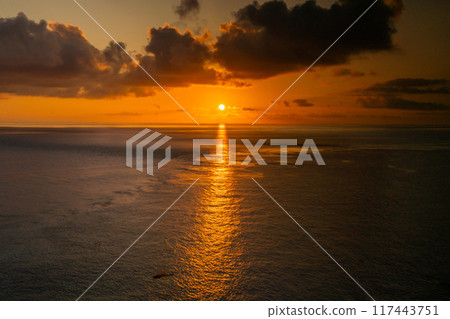 與那國島的壯麗景色：從日本最西端的紀念碑看到的日落 117443751