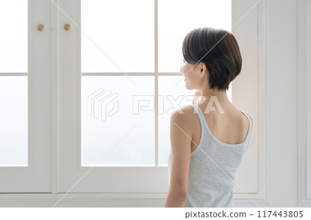 Woman back view beauty 117443805