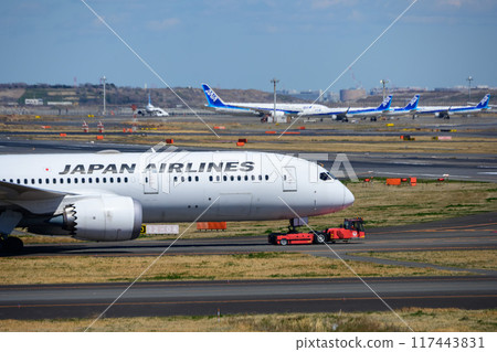 客機被牽引車牽引 117443831